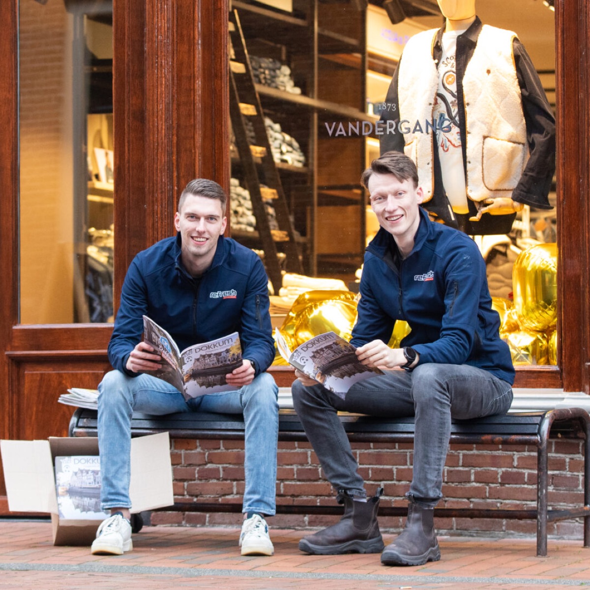 Robin en Tjerk Pieter van Refresh op een bankje in Dokkum